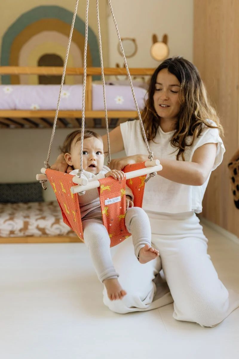 Balançoire bébé intérieur imprimé orange (April Eleven) - Image 1