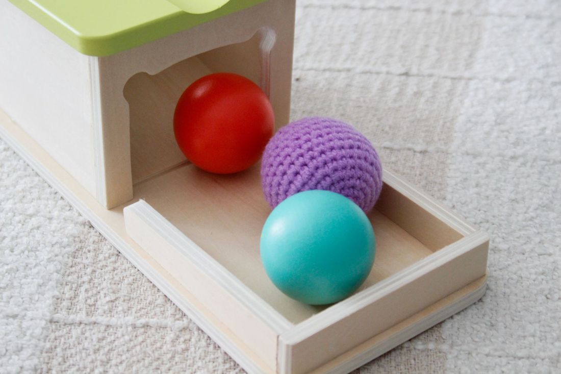 Boîte de permanence Montessori avec balle en bois (Mervei) - Image 2