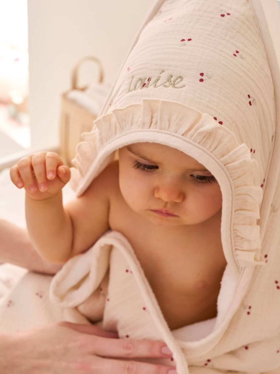 Cape de bain gaze de coton personnalisable + gant de toilette CHERRY beige imprimé (Vertbaudet) - Couverture