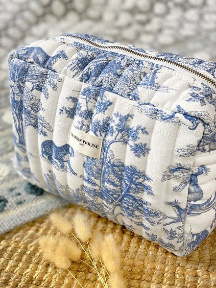 La Maxi trousse, inspiration toile de jouy, bleu nuage (Maison Pioline) - Image 2