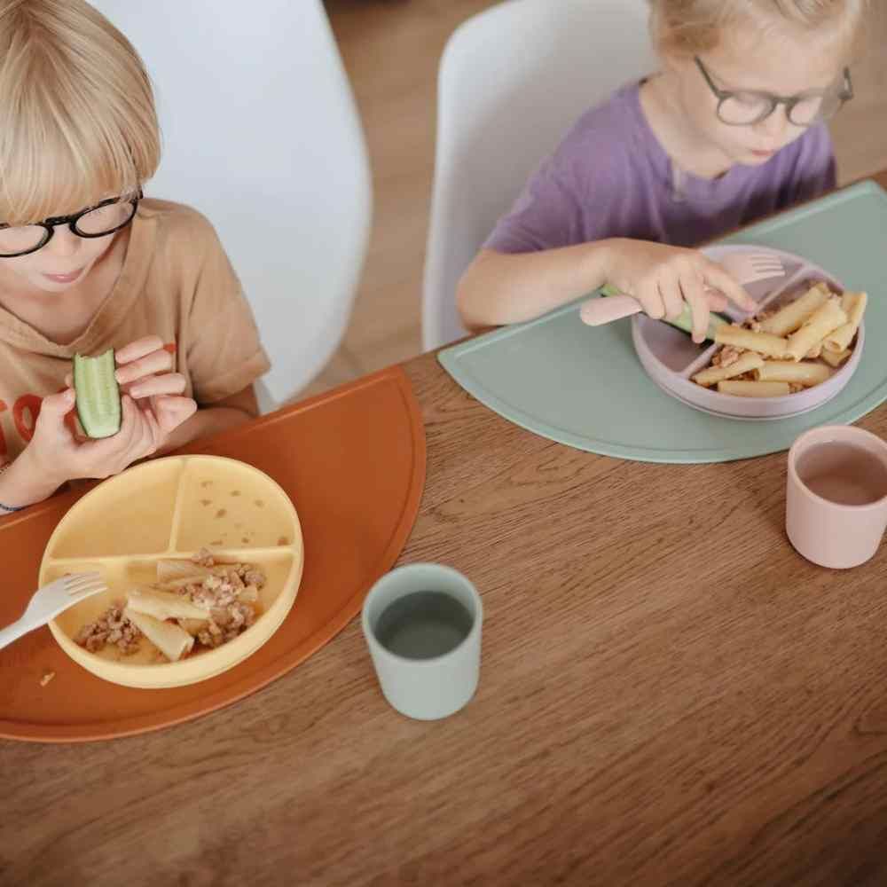 Assiette à compartiments en silicone avec ventouse Pale Daffodil (Mushie) - Image 4