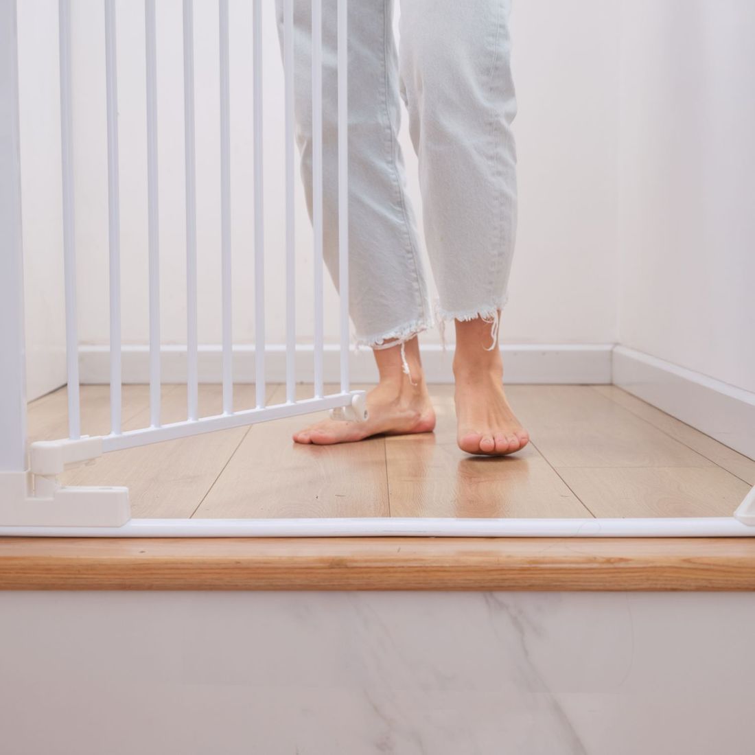 Barrière de sécurité Easylock Flatstep Blanche (69 à 76 cm) (Geuther) - Image 4