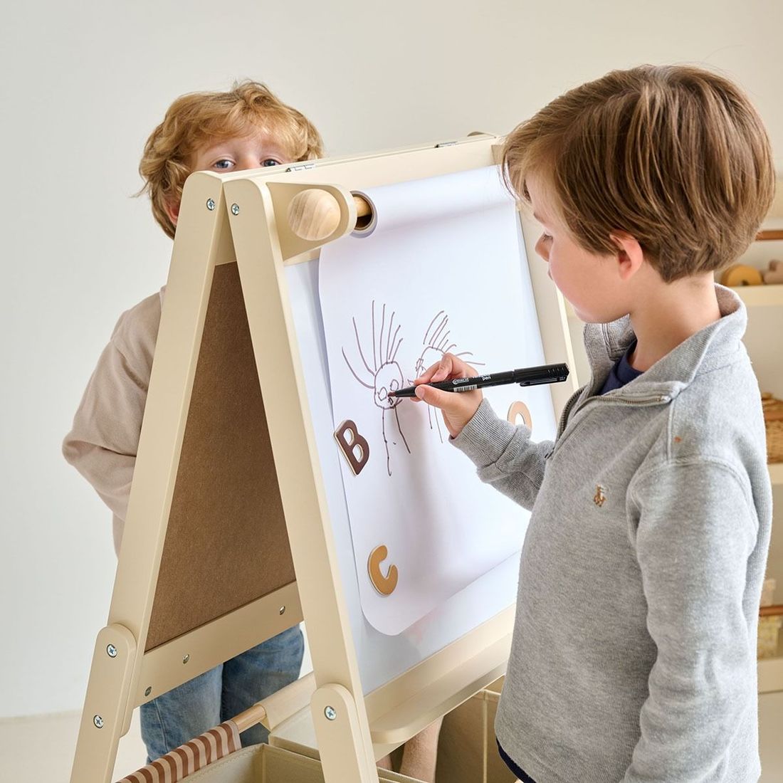 Petite Amélie | Tableau enfant magnétique 3-en-1 | Chevalet en bois et MDF | Beige | Développe la créativité et la motricité fine des petits (Petite Amélie) - Image 3