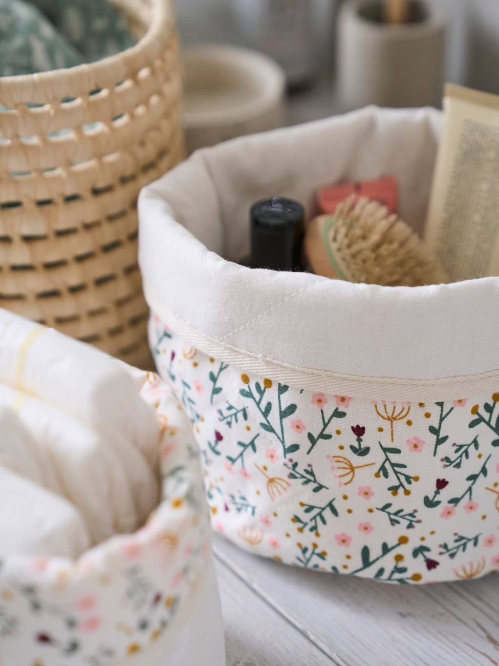 Lot de 2 petits paniers de rangement réversibles imprimé fleurs beige (Vertbaudet) - Image 1