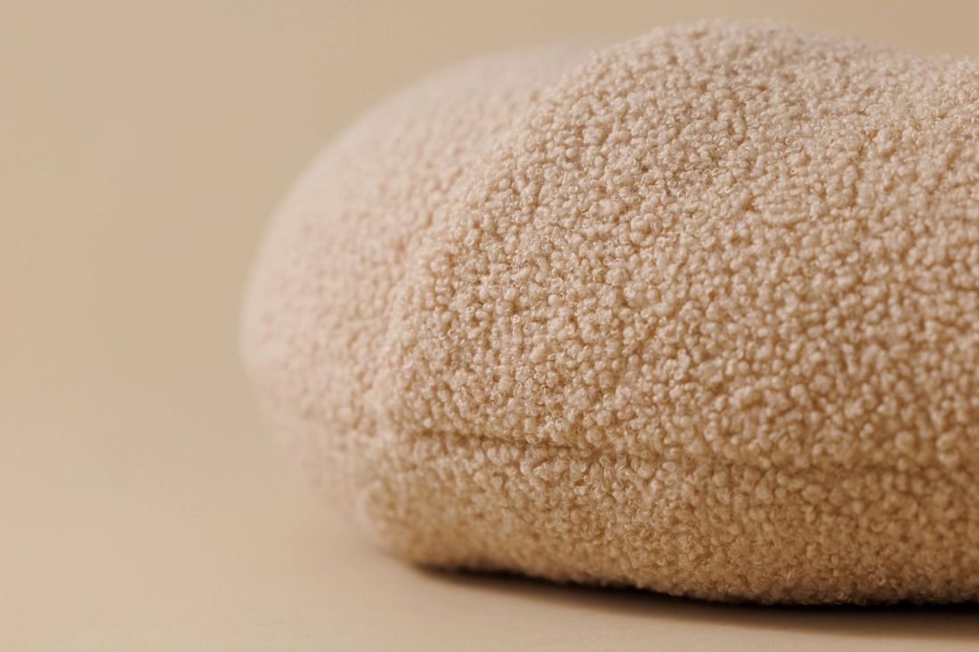 - Coussin d'Allaitement Croissant Bouclé - Chocolat - Marron (Mon Lit Cabane) - Image 6