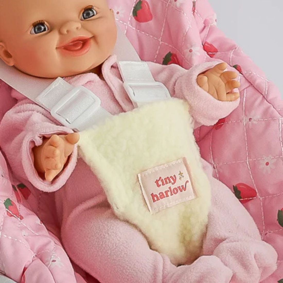 Siège auto pour poupée Fraise (Tiny Harlow) - Image 2