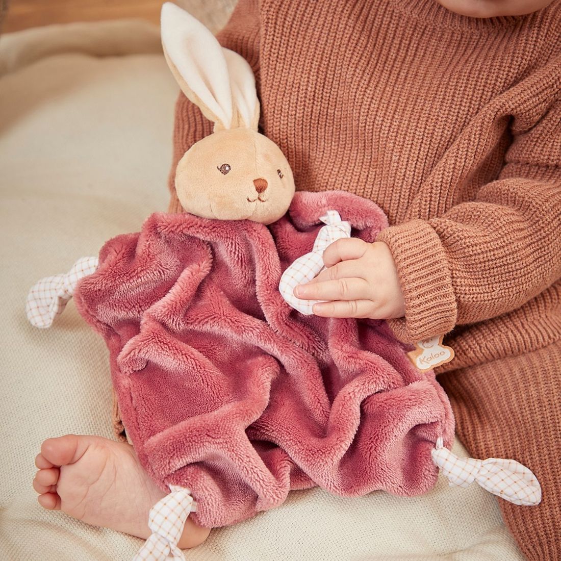 Doudou plat Lapin bordeaux (Kaloo) - Image 5