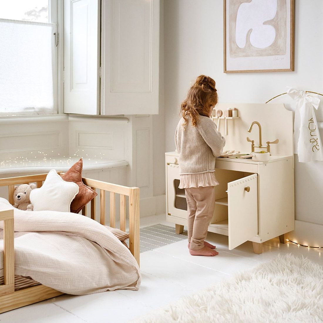 Petite Amélie | Cuisine en bois enfant Sorbier | Cuisine jouet avec 13 accessoires | Beige clair | Bois naturel robuste et durable (Petite Amélie) - Image 7