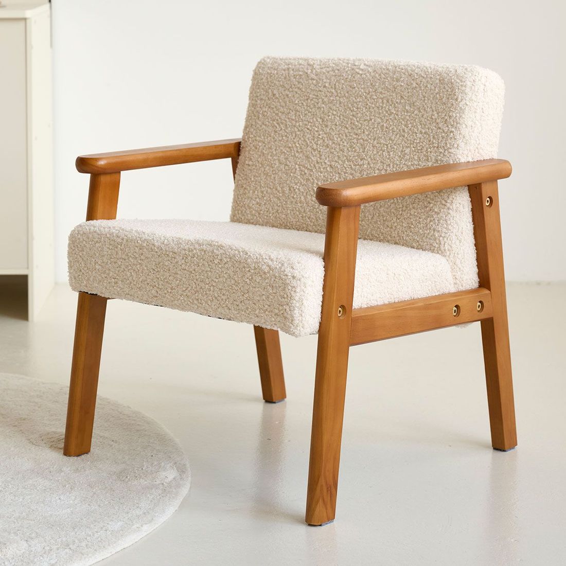 Petite Amélie Fauteuil Enfant Retro | Bois et Tissu | Beige | Noyer | Fauteuil solide en pin massif avec revêtement teddy pour une assise confortable (Petite Amélie) - Couverture