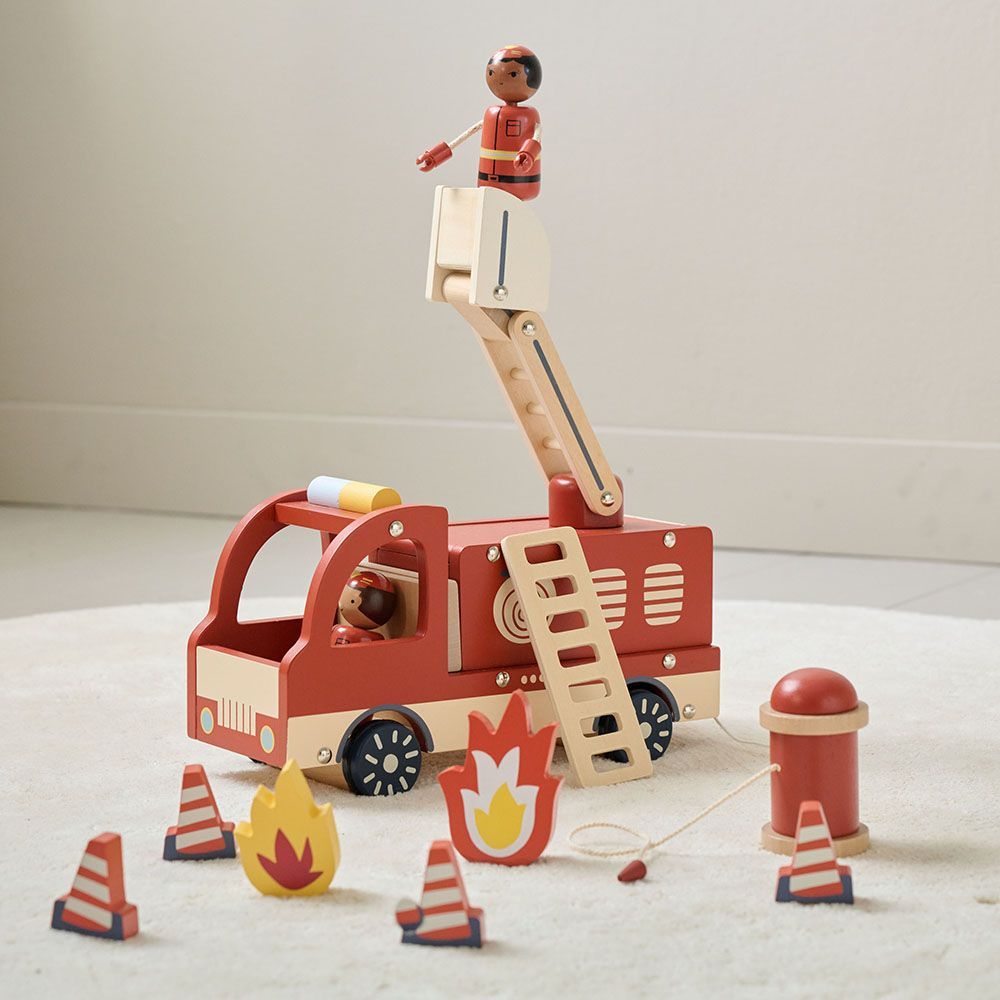 Petite Amélie - Petite Amélie | Camion de pompiers en bois Pompier | Rouge | 27x11,5x18,5 cm | Jouet robuste avec 2 figurines et 7 accessoires de sauvetage