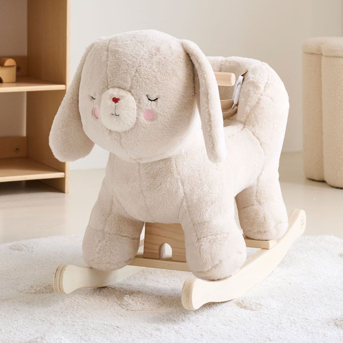 Petite Amélie | Cheval à bascule Lapi | Peluche lapin en bois FSC | Beige | Hauteur de siège 29 cm (Petite Amélie) - Couverture