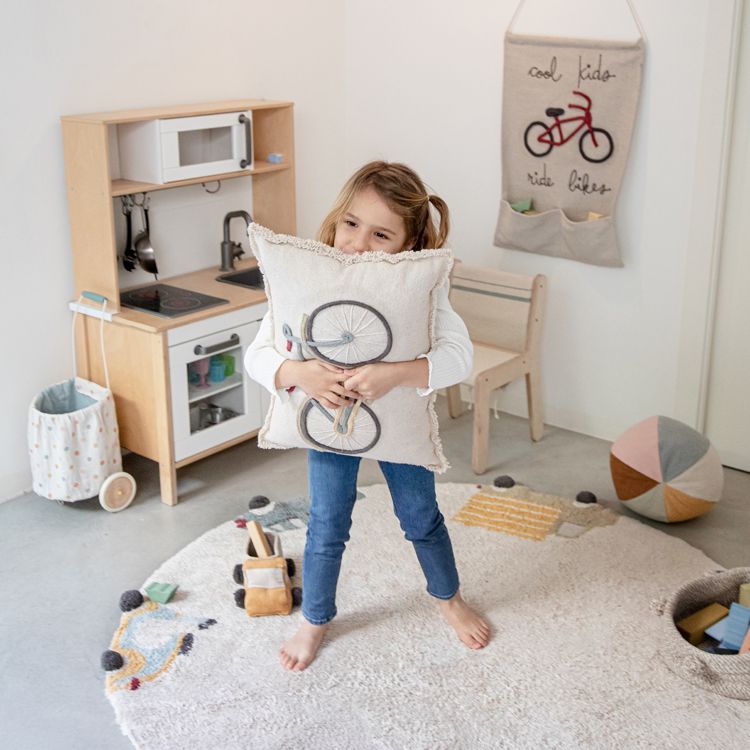 Tenture murale Cool kids ride bikes (45 x 70 cm) (Lorena Canals) - Image 4