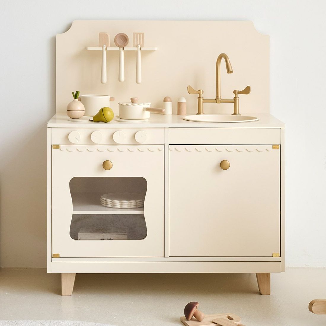 Petite Amélie | Cuisine en bois enfant Sorbier | Cuisine jouet avec 13 accessoires | Beige clair | Bois naturel robuste et durable (Petite Amélie) - Couverture