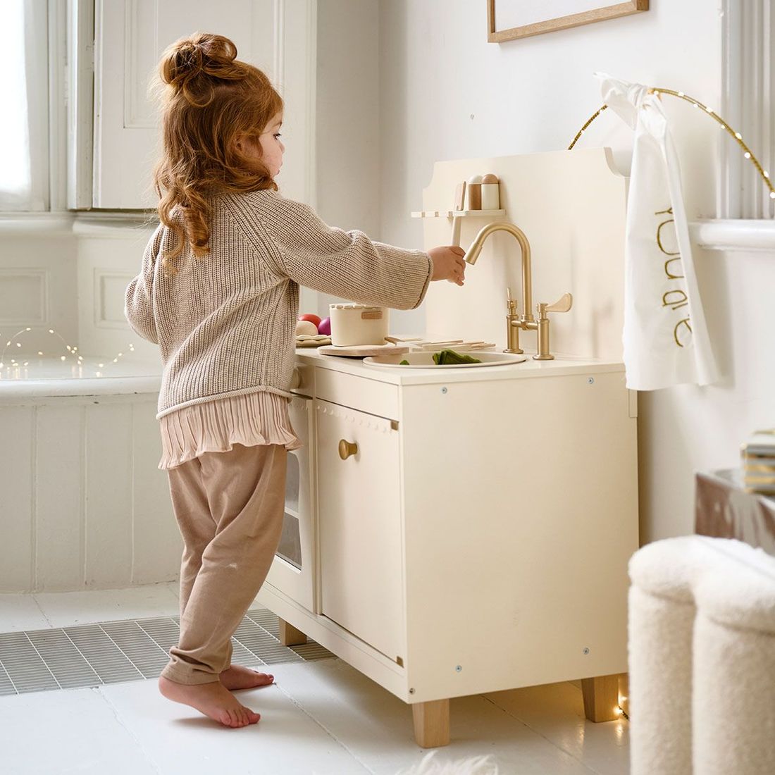 Petite Amélie | Cuisine en bois enfant Sorbier | Cuisine jouet avec 13 accessoires | Beige clair | Bois naturel robuste et durable (Petite Amélie) - Image 1
