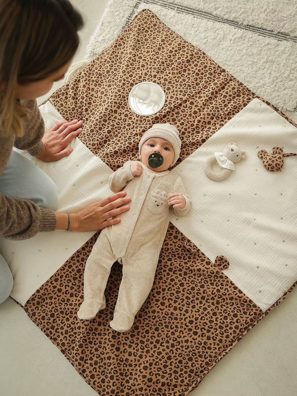 Tapis d'éveil léopard en gaze de coton beige (Envie De Fraise) - Couverture