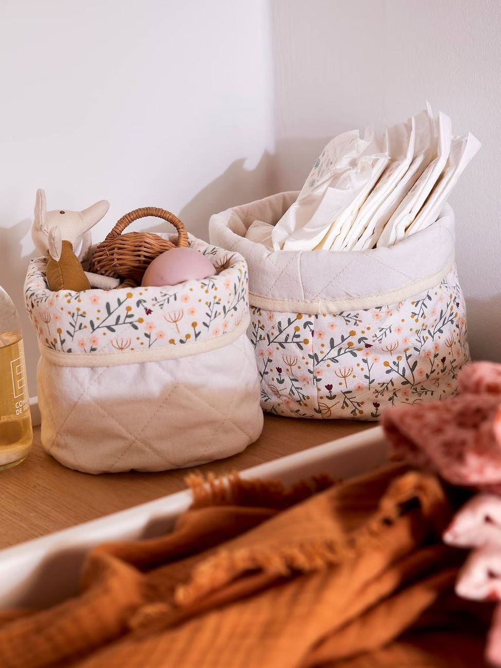 Lot de 2 petits paniers de rangement réversibles imprimé fleurs beige (Vertbaudet) - Couverture
