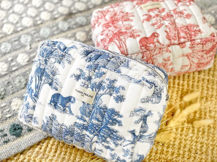La Maxi trousse, inspiration toile de jouy, bleu nuage (Maison Pioline) - Image 3