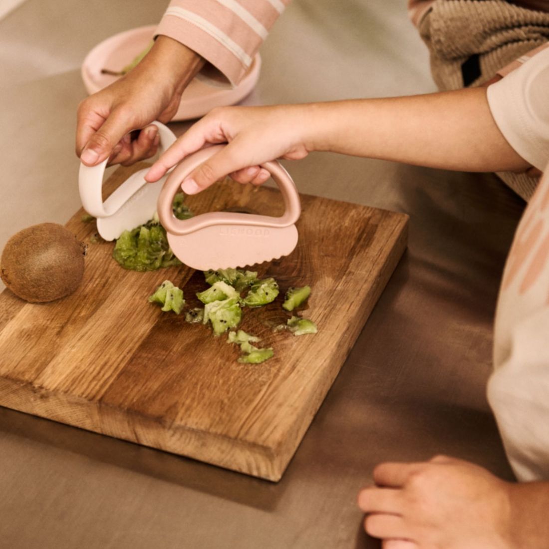 Lot de 2 couteaux d'apprentissage Riven Pale Tuscany-Sandy (Liewood) - Image 1