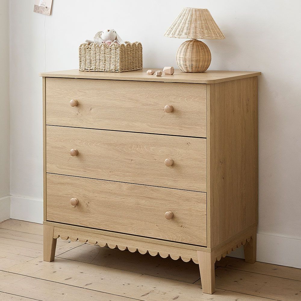 Petite Amélie Commode 3 Tiroirs Cannelle | Meuble de chambre bébé | Finition chêne et hêtre massif | Design arrondi avec fermeture douce (Petite Amélie) - Couverture