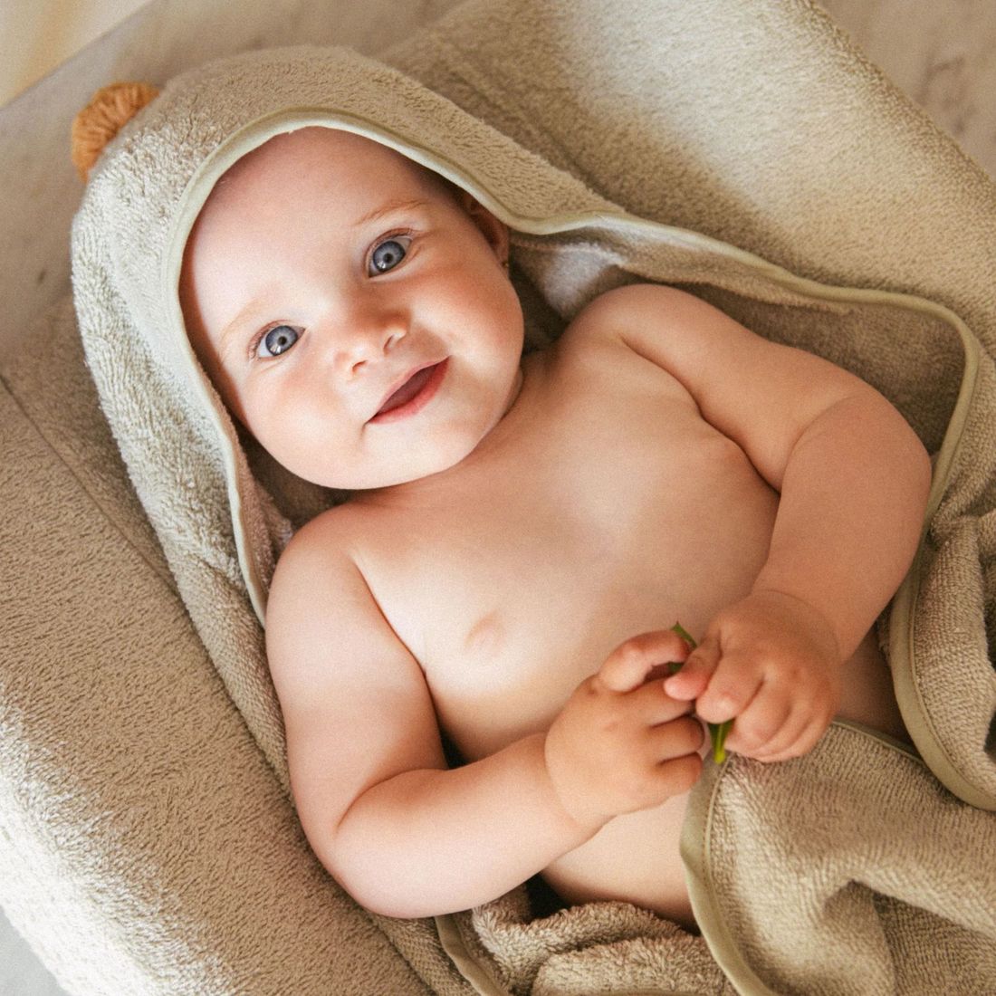Cape de bain bébé en coton bio – So Cute Latte (Nobodinoz) - Image 2