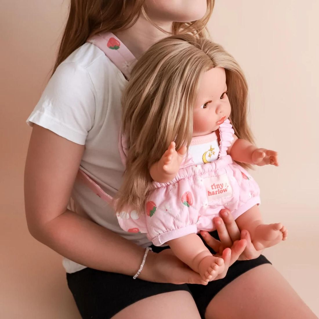 Porte bébé pour poupée Fraise (Tiny Harlow) - Image 4