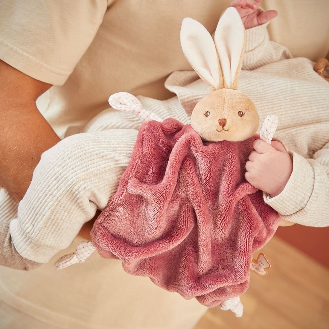 Doudou plat Lapin bordeaux (Kaloo) - Image 3