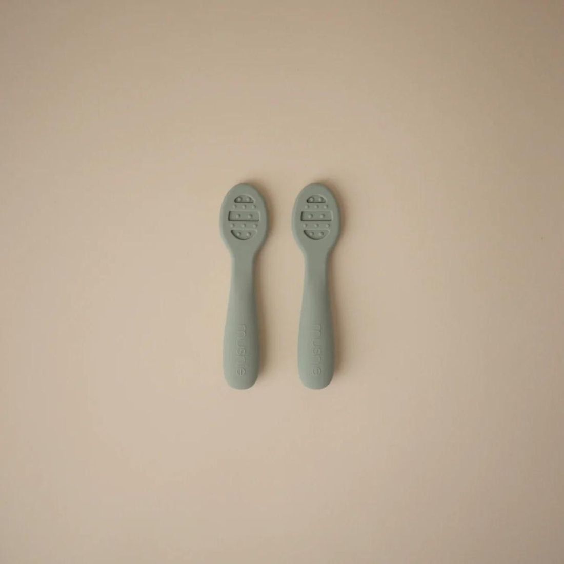 Lot de 2 cuillères d'apprentissage Cambridge Blue-Shifting Sand (Mushie) - Image 4