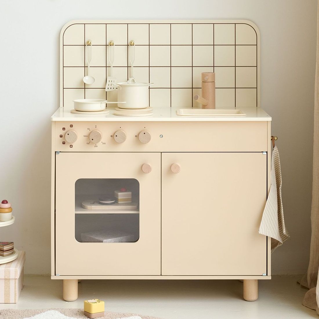 Petite Amélie - Petite Amélie Cuisine enfant en bois Biscuit | Cuisine de jeu réaliste avec accessoires | Beige | Design intemporel pour chambre d'enfant