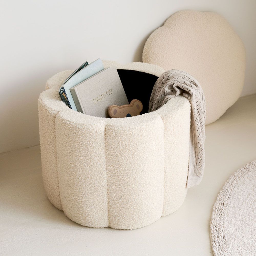 Petite Amélie | Pouf de rangement Fleur XL | Beige | Pouf coffre polyvalent et design pour le salon ou la chambre avec un format généreux (Petite Amélie) - Image 1