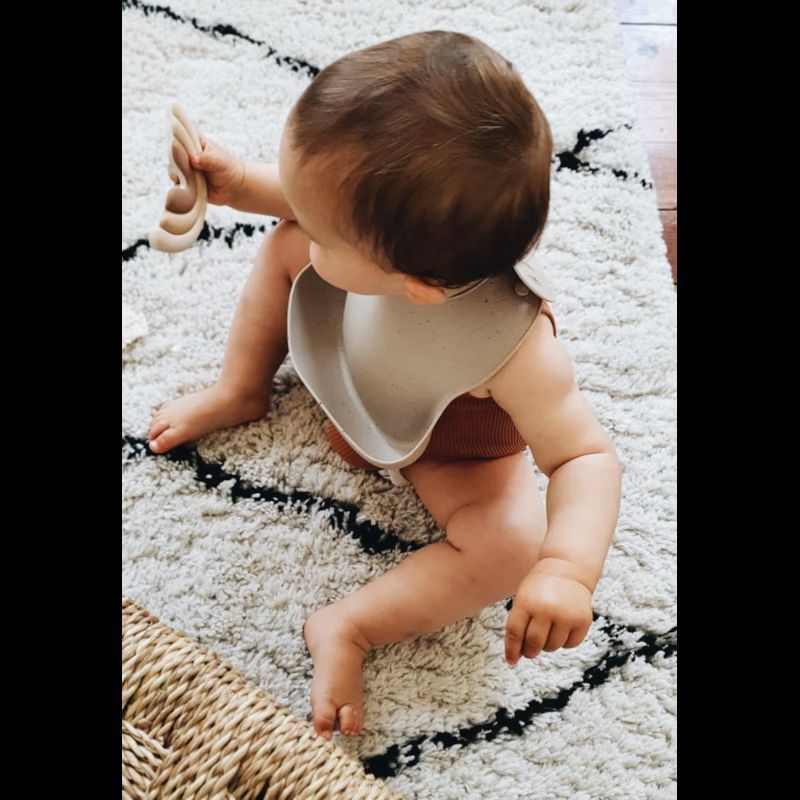 Bavoir en silicone moucheté beige (Léo et Léa France) - Image 1