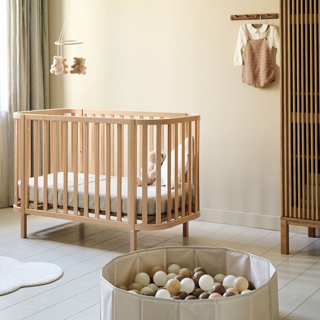 Petite Amélie | Lit bébé ovale Cocoon | Bois naturel | 60x120 cm | Design réglable sur 3 hauteurs pour un sommeil confortable et sécurisé (Petite Amélie) - Image 4