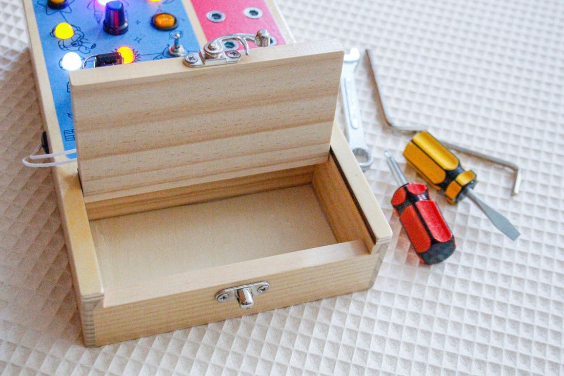Busy Board enfant avec outils – Planche d’activités Montessori (Mervei) - Image 2