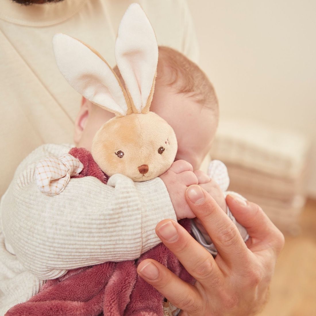 Doudou plat Lapin bordeaux (Kaloo) - Image 4