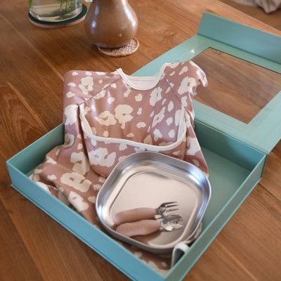 Coffret cadeau set repas couverts et bavoir Savannah Bloom (Béaba) - Image 2