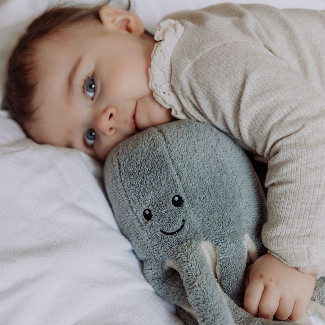 Peluche bruit blanc rechargeable Olly la pieuvre grise (FLOW) - Couverture