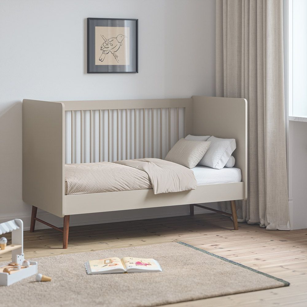 Petite Amélie | Lit bébé évolutif Roseau | Panneau de particules et hêtre | Avoine | 70x140 cm | De la naissance à 4 ans | Design danois (Petite Amélie) - Image 4