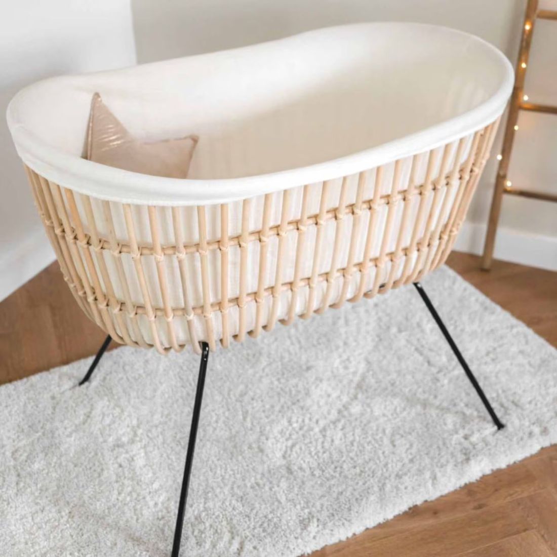 Berceau Bébé Rotin Java ? 40×80 Cm ? Fait Main - Habillage Inclus ? Pieds Métal Noir Rotin Blanchi (Saudara) - Image 1