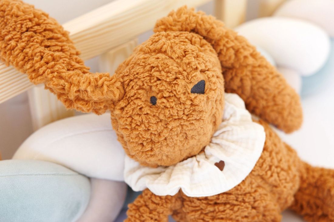 - Doudou Bouclé Lapin Caramel - Marron (Mon Lit Cabane) - Image 2