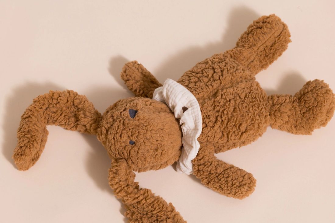 - Doudou Bouclé Lapin Caramel - Marron (Mon Lit Cabane) - Image 5