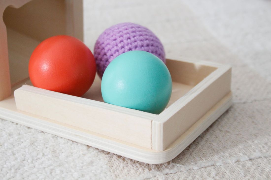 Boîte de permanence Montessori avec balle en bois (Mervei) - Image 3