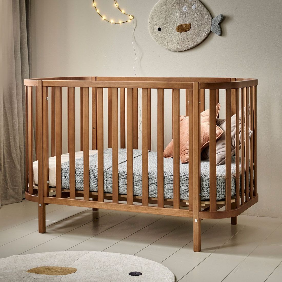 Petite Amélie Lit Bébé Ovale Cocoon | Bois | Brun Noyer | 60x120 cm | Lit bébé rond élégant et durable avec hauteurs réglables pour la chambre (Petite Amélie) - Couverture
