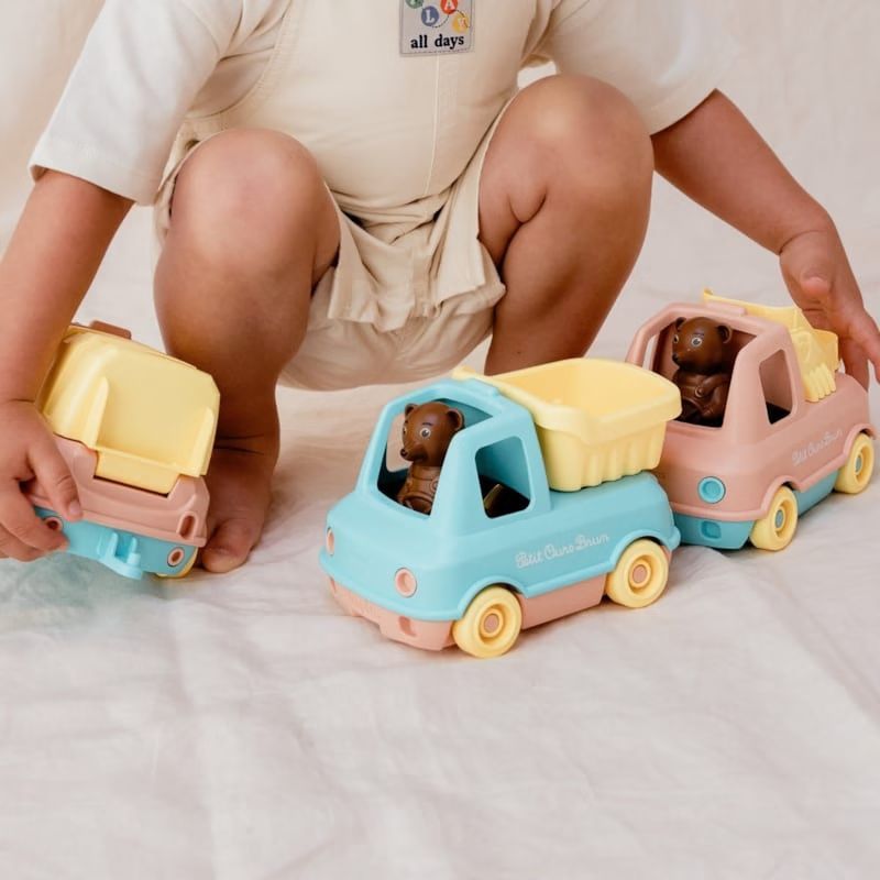 Le camion benne made in france en matière recyclée de petit ours brun (Le Jouet Simple) - Couverture