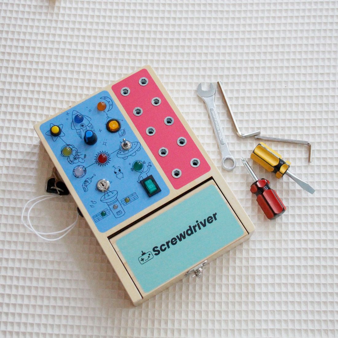 Busy Board enfant avec outils – Planche d’activités Montessori (Mervei) - Image 1