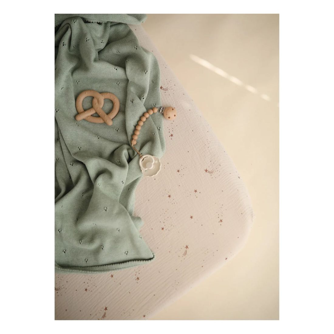 Mushie - Jouet de dentition Bretzel en silicone (Mushie) - Image 1