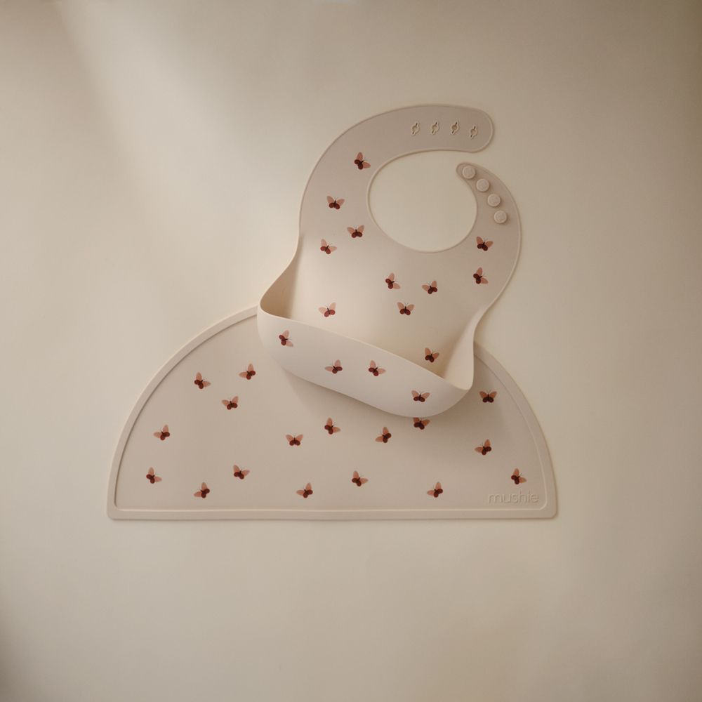 Bavoir à poche en silicone Butterflies (Mushie) - Image 5