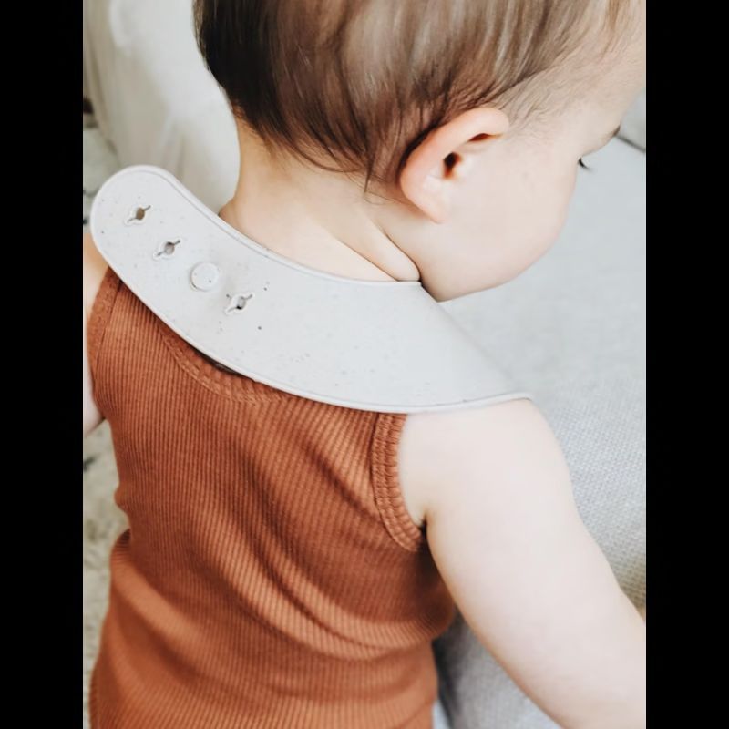 Bavoir en silicone moucheté beige (Léo et Léa France) - Image 3