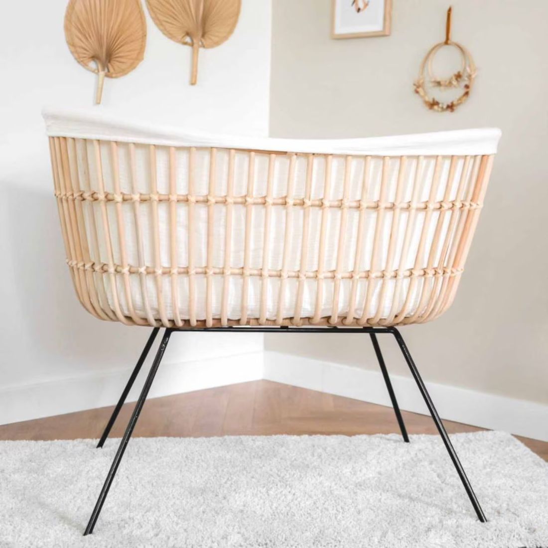 Berceau Bébé Rotin Java ? 40×80 Cm ? Fait Main - Habillage Inclus ? Pieds Métal Noir Rotin Blanchi (Saudara) - Image 2