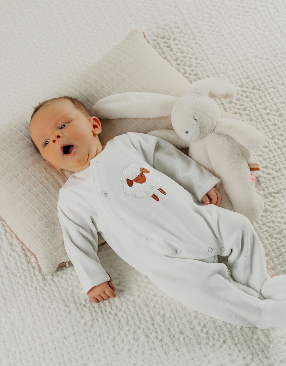 Pyjama bébé en velours blanc avec broderie mouton (Noukie's) - Image 6