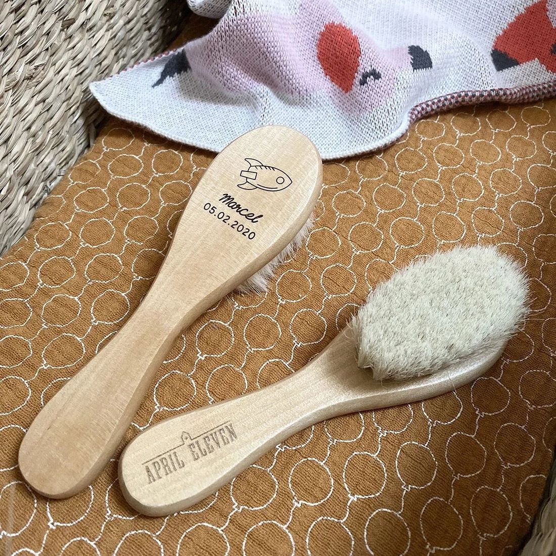 Brosse en Bois Personnalisée April Eleven - Gravure Prénom & Date | Fait Main en France - Bois (April Eleven) - Image 5