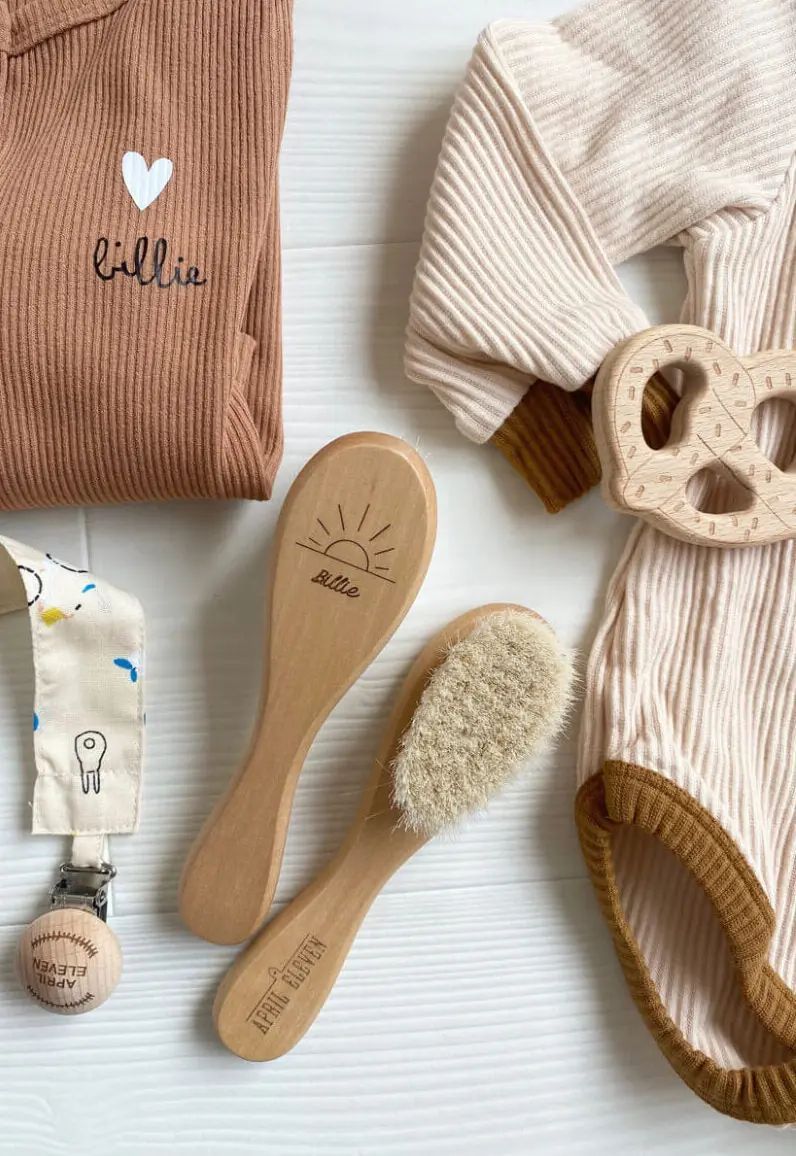 Brosse bébé personnalisée en bois (April Eleven) - Image 5